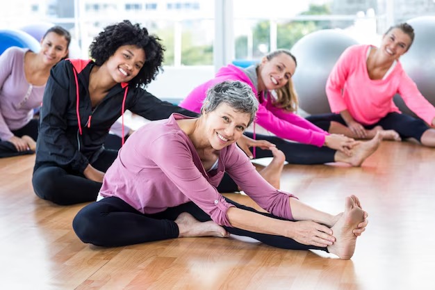 femmes effectuant des exercices d'étirement