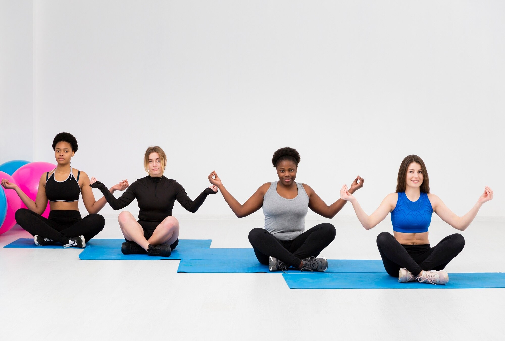 femmes-position-yoga-au-cours-fitness